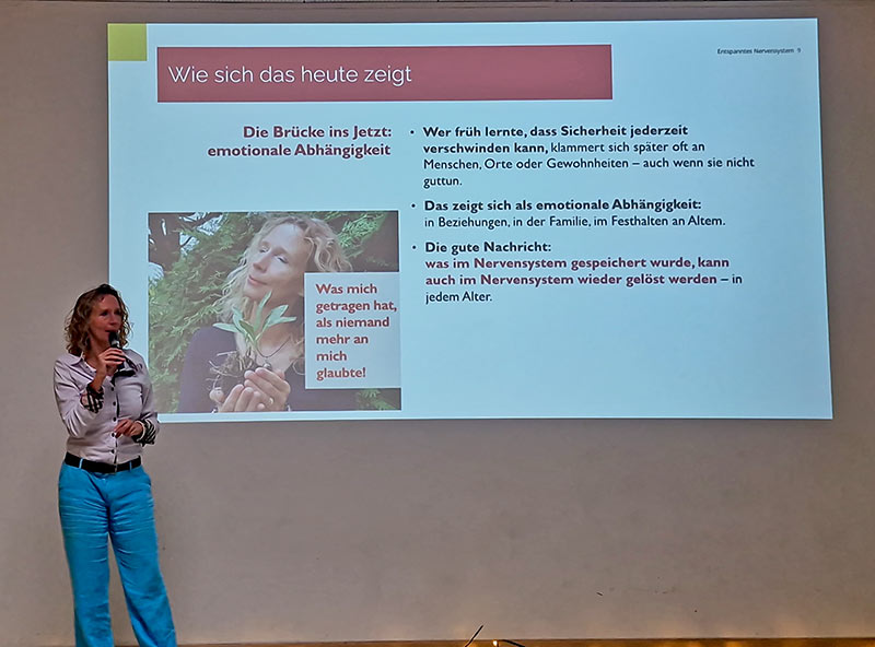 Liv Wach bei einem Vortrag